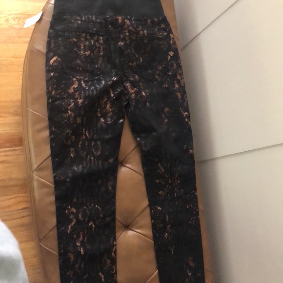 Brand new never worn Bebe high waist elastic zip front foil skinny jeans. Sz: 28 - Picture 7 of 8